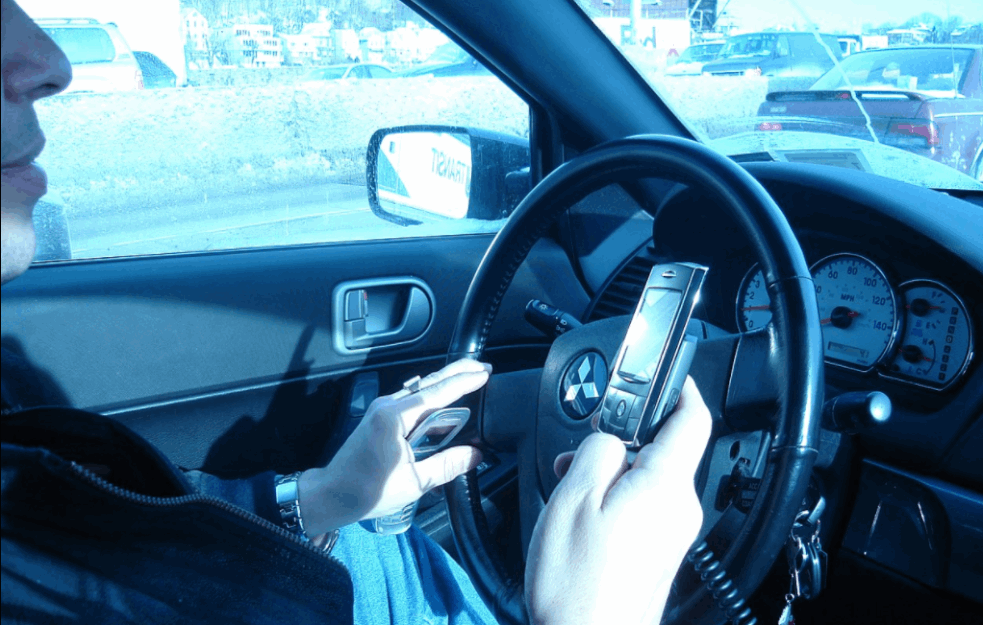 VOZIO JAGUAR I GLEDAO U MOBILNI: Maloletni motociklita 'leteo' od siline udarca metrima!

